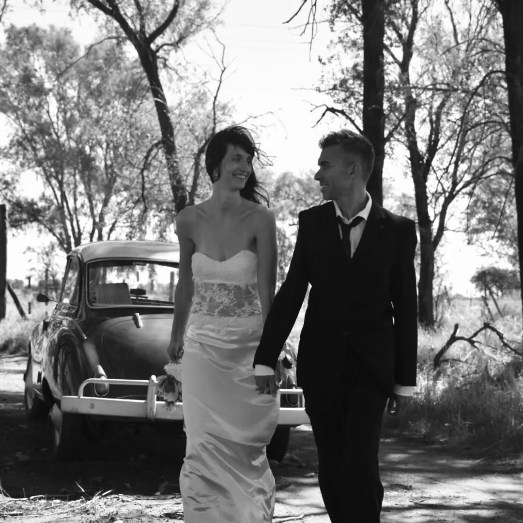 Ailén y Milton caminando juntos